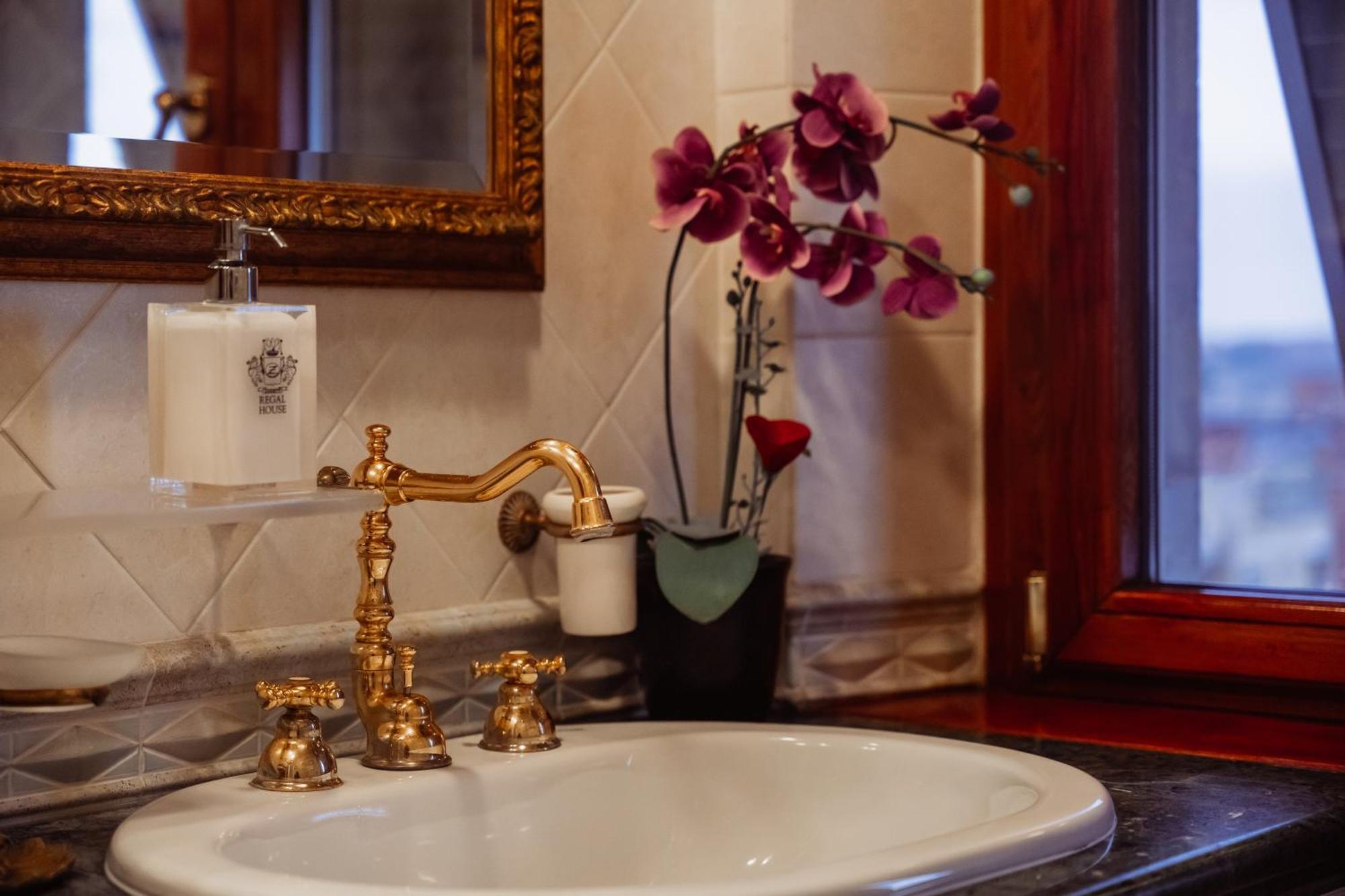 Отель Regal House Roma Navigatori 23 Экстерьер фото
